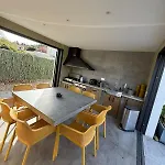 Equipe Avec Cuisine D Ete Et Piscine Privee Casanova