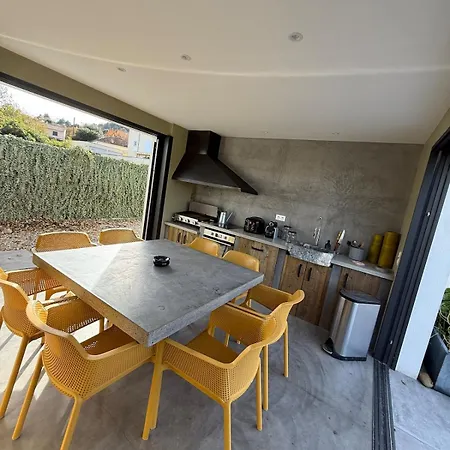 Studio équipé avec cuisine d été et piscine privée Casanova