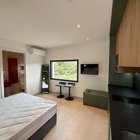 Studio équipé avec cuisine d été et piscine privée Appartamento