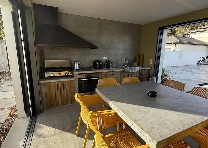 Apartment Equipe Avec Cuisine D Ete Et Piscine Privee *