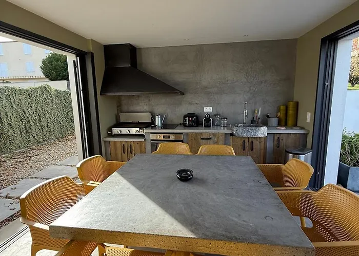 Apartment Equipe Avec Cuisine D Ete Et Piscine Privee Casanova