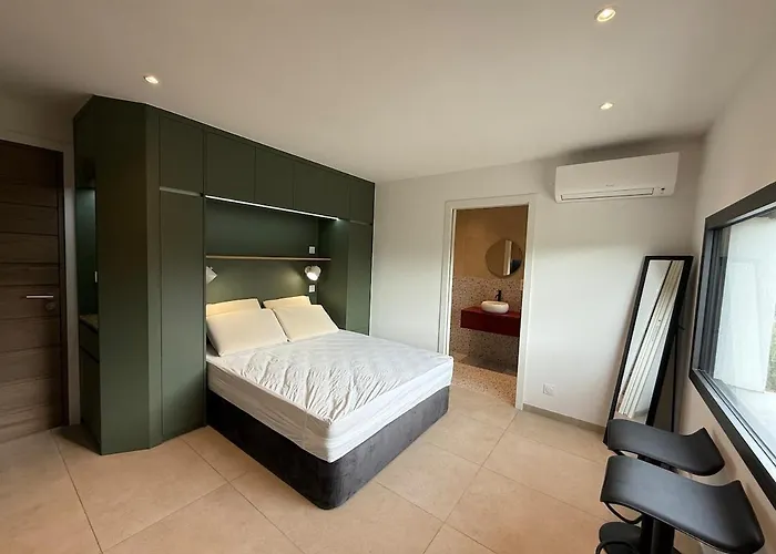 Equipe Avec Cuisine D Ete Et Piscine Privee * Casanova