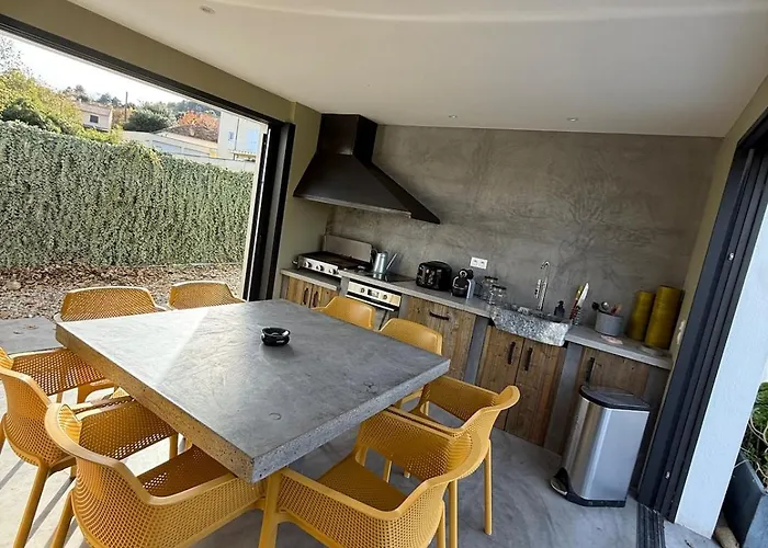 Equipe Avec Cuisine D Ete Et Piscine Privee Casanova